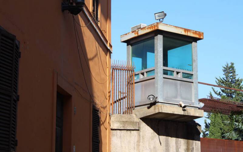 Κορονοϊός: Βίαιες εξεγέρσεις σε φυλακές της Ιταλίας για το μπλόκο στα επισκεπτήρια, ένας νεκρός