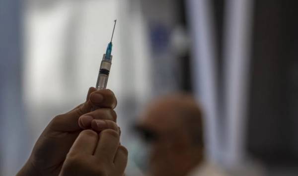 Αυξάνονται οι πολιτικές αντιδράσεις στη Βρετανία για τα πιστοποιητικά εμβολιασμού