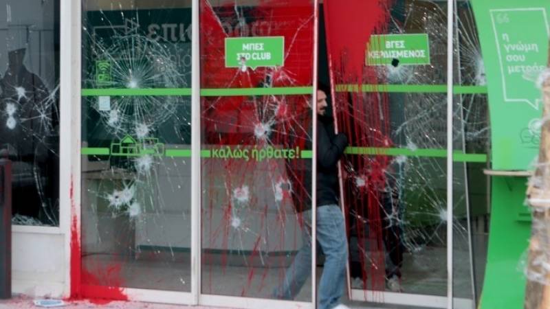Επίθεση του Ρουβικώνα σε κατάστημα στην Πειραιώς