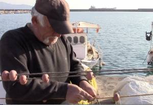 Με μεράκι και κόπο δουλεύουν οι ψαράδες στο Μεσσηνιακό (βίντεο)