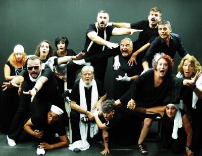 &quot;Συν Ενα - Μιχάλης Τούμπουρος”: Ανεβάζει το θεατρικό έργο «Ψύλλοι στ’ αυτιά»