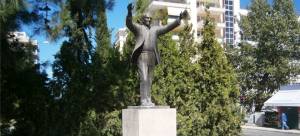 Πορνοστάρ γιόρτασε γυμνή κάτω από το άγαλμα του Ανδρέα Παπανδρέου τα 40 χρόνια ΠΑΣΟΚ