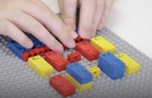 Η LEGO έφτιαξε τουβλάκια με κώδικα Μπράιγ για παιδιά με προβλήματα όρασης (Βίντεο)