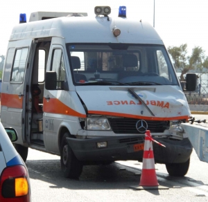 Σύγκρουση ασθενοφόρου με αυτοκίνητο στο αεροδρόμιο 