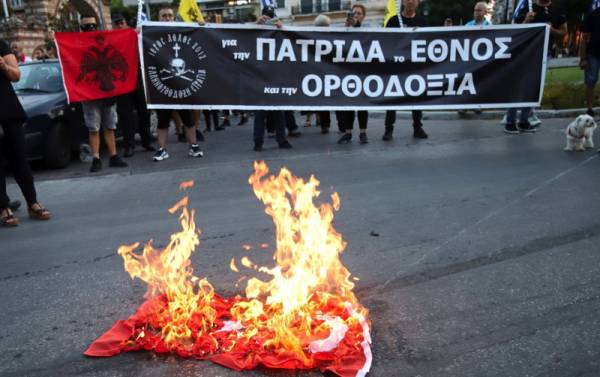 Το ΥΠΕΞ καταδικάζει το κάψιμο τουρκικής σημαίας σε διαμαρτυρία για την Αγία Σοφία