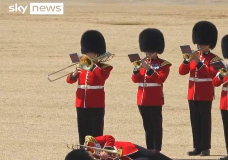 Βρετανία: Στρατιώτες της βασιλικής φρουράς λιποθύμησαν από τη ζέστη σε παρέλαση (Βίντεο)