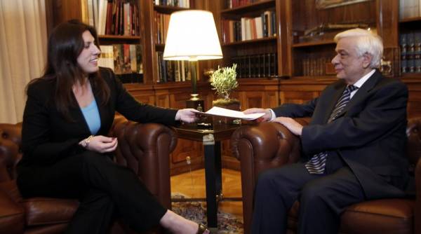 Η Ζωή Κωνστατοπούλου παρέδωσε στον Πρόεδρο της Δημοκρατίας την απόφαση της Βουλης για το δημοψήφισμα