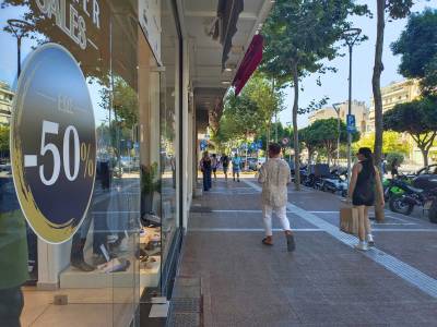 Υποτονική κίνηση παρά τις εκπτώσεις: Τη Λευκή Νύχτα περιμένουν οι έμποροι της Καλαμάτας