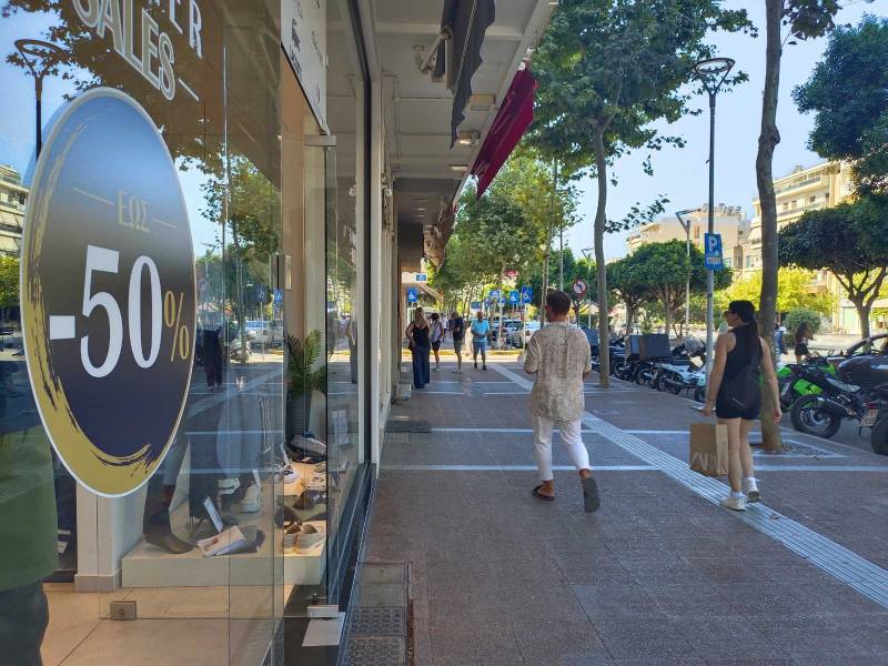Υποτονική κίνηση παρά τις εκπτώσεις: Τη Λευκή Νύχτα περιμένουν οι έμποροι της Καλαμάτας