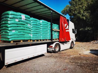 Διανομή 53 τόνων ζωοτροφών σε πυρόπληκτους της Οιχαλίας
