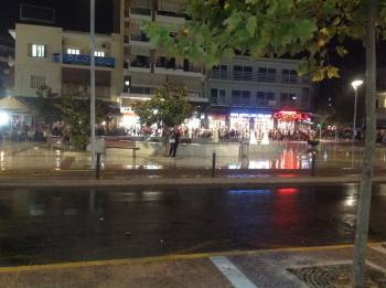 Βροχή διέκοψε προσωρινά το πάρτι της &quot;Λευκής Νύχτας&quot;
