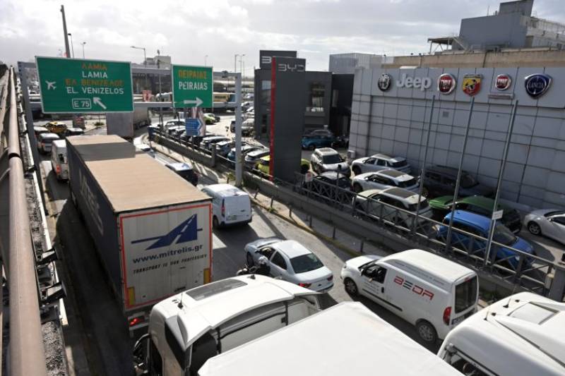 Μέτρα της Tροχαίας για την αποσυμφόρηση του οδικού δικτύου μετά το κυκλοφοριακό «έμφραγμα» λόγω εργασιών στην Αττική Οδό