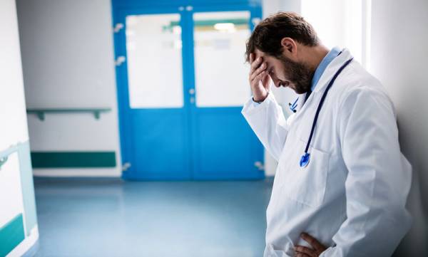 Με απόλυση κινδυνεύουν οι επικουρικοί - Παναττική στάση εργασίας στα νοσοκομεία