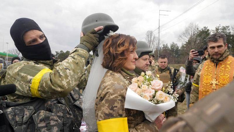 Ουκρανία: Γάμος στα "χακί" στην πρώτη γραμμή άμυνας (βίντεο)