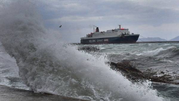 Προβλήματα σε ακτοπλοϊκά δρομολόγια λόγω δυσμενών καιρικών συνθηκών - Αύριο το πρωί θα αναχωρήσουν τα πλοία για την Κρήτη