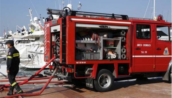 Λευκάδα: Στις φλόγες θαλαμηγός μεταξύ Σκορπιού και Μεγανησίου