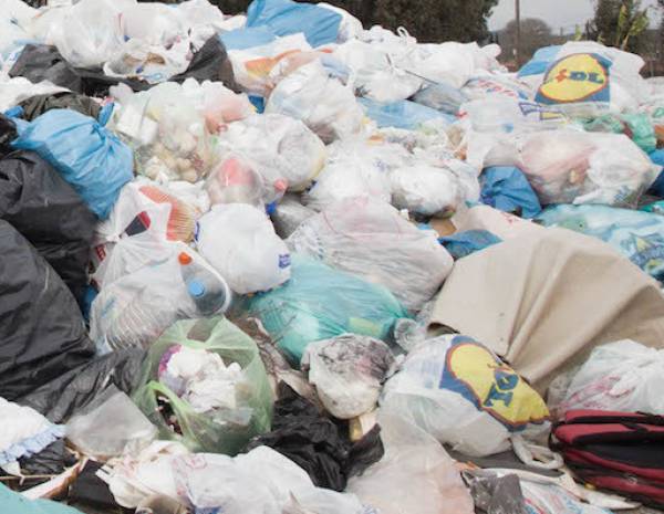 Αμάζευτα σκουπίδια στο Δήμο Οιχαλίας 