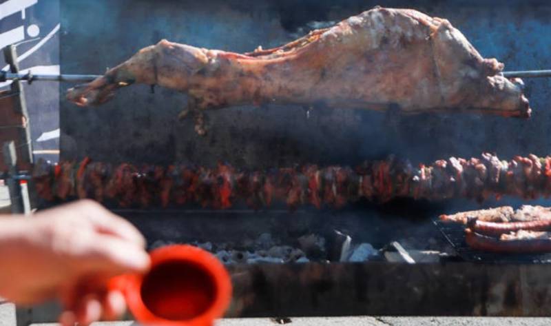 Πασχαλινό τραπέζι: Πώς θα καταναλώσετε με ασφάλεια κρέας και αυγά - Οδηγίες από τον ΕΟΔΥ