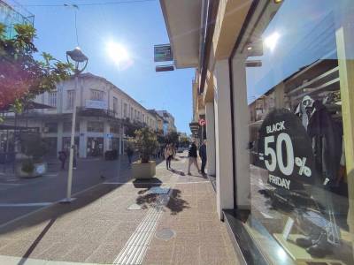 Σε ρυθμούς Black Friday η αγορά της Καλαμάτας - Ελκυστικές τιμές αναζητούν οι καταναλωτές