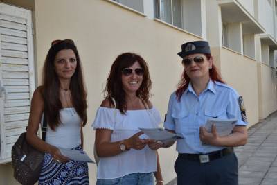 Αστυνομικοί διένειμαν φυλλάδια σε μαθητές της Κυπαρισσίας