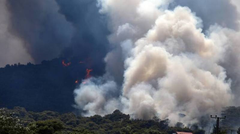 Υπό μερικό έλεγχο η πυρκαγιά στην Κερατέα (βίντεο)