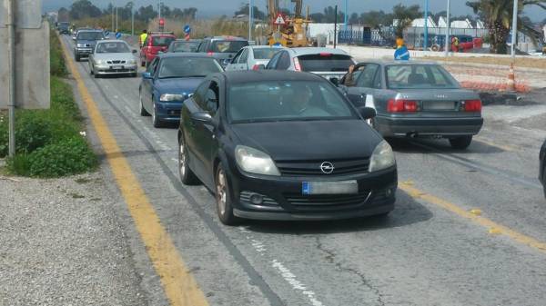 Κομφούζιο με ουρές και ταλαιπωρία στον κόμβο του αεροδρομίου Καλαμάτας (φωτογραφίες)