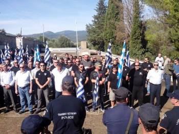 Ηρεμία φέτος στο μνημόσυνο των θυμάτων στην Πηγάδα του Μελιγαλά κάτω από δρακόντεια μέτρα (φωτογραφίες)