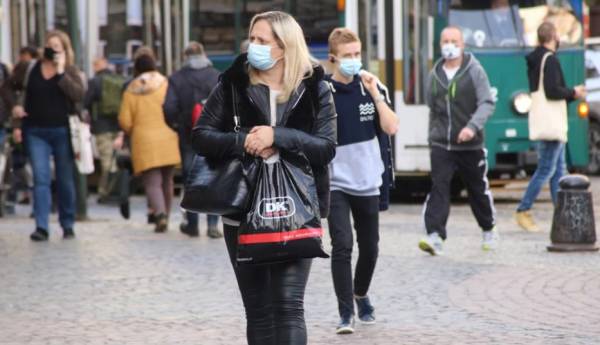 Πολωνία: Ξεπέρασαν τους 100.000 οι νεκροί - Μόλις το 55,8% του πληθυσμού έχει εμβολιαστεί πλήρως