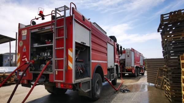 Πυροσβεστικό όχημα έπεσε σε χαράδρα - 2 τραυματίες