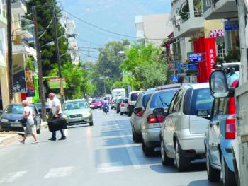 Κρατούν μικρό καλάθι για τους επισκέπτες του Πάσχα