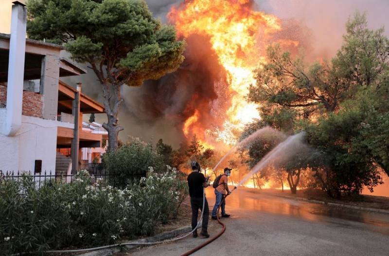 Πυρκαγιά στη Βαρυμπόμπη: Δεκάδες απεγκλωβισμοί πολιτών (βίντεο)