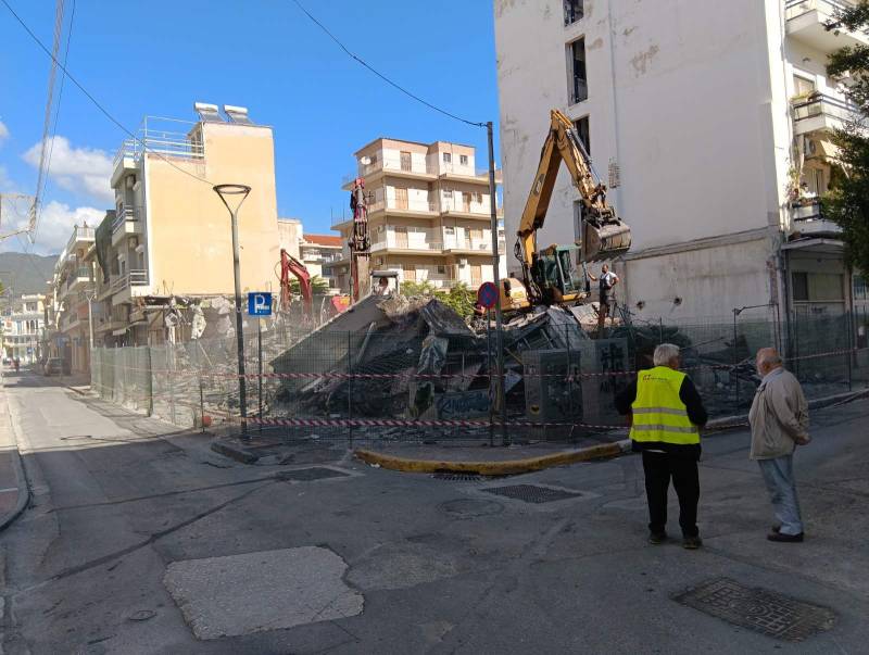 Κατεδαφίστηκαν παλιά καταστήματα στην Αναγνωσταρά