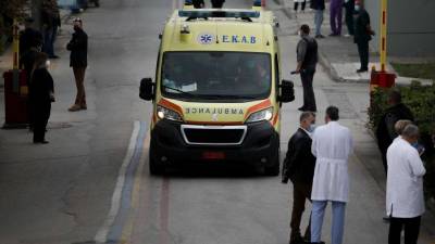 Σπάτα: Ξυλοκόπησε τη γυναίκα του μπροστά στο παιδί του και έκανε απόπειρα αυτοκτονίας