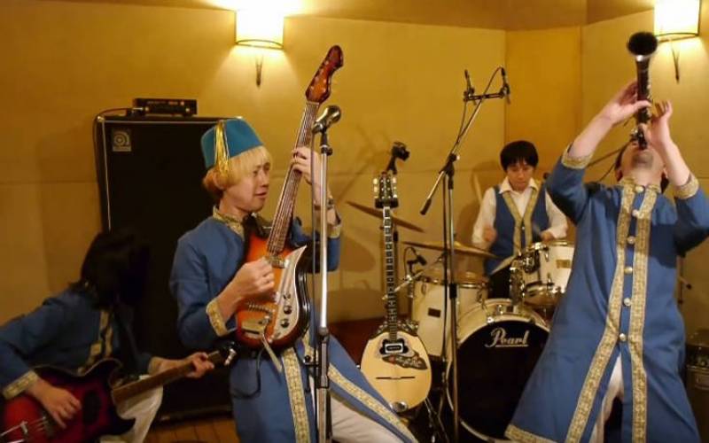 Ιαπωνική μπάντα τραγουδά το «Μελαχρινάκι» (Βίντεο)