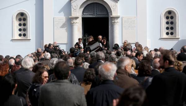 Σε κλίμα βαθιάς συγκίνησης η κηδεία του Νίκου Κούνδουρου