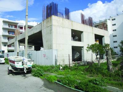 Νερό στο δρόμο από παλιά πηγάδια στην Καλαμάτα