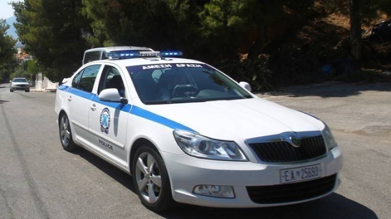Επίθεση με καδρόνια σε περιπολικό της ΕΛ.ΑΣ. έξω από το Οικονομικό Πανεπιστήμιο Αθηνών