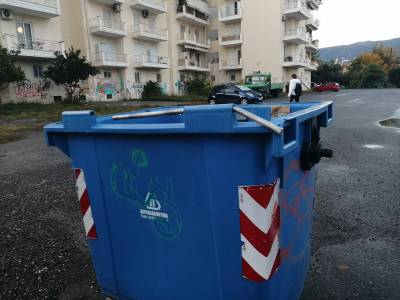 Κάδοι ανακύκλωσης χωρίς καπάκια