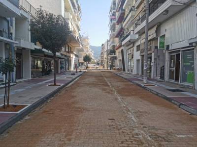 Αναπλάσεις Καλαμάτας: Αντιδράσεις για φωτισμό και κακοτεχνίες στη Δημοτική Επιτροπή