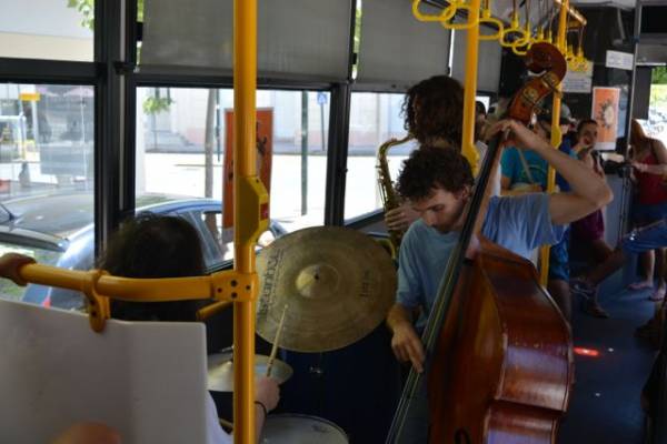 &quot;Transitions&quot;: Εντυπωσιάσαν τα δρώμενα στα αστικά λεωφορεία της Καλαμάτας (βίντεο-φωτογραφίες)