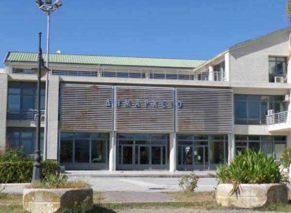 Ο δήμαρχος Μεσσήνης πληρώνει για να πάει υπάλληλος σε δίκη στην Αθήνα 