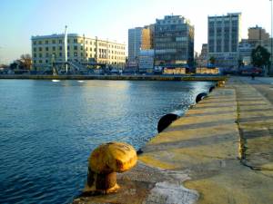 Οχημα χωρίς επιβαίνοντες έπεσε στο λιμάνι του Πειραιά