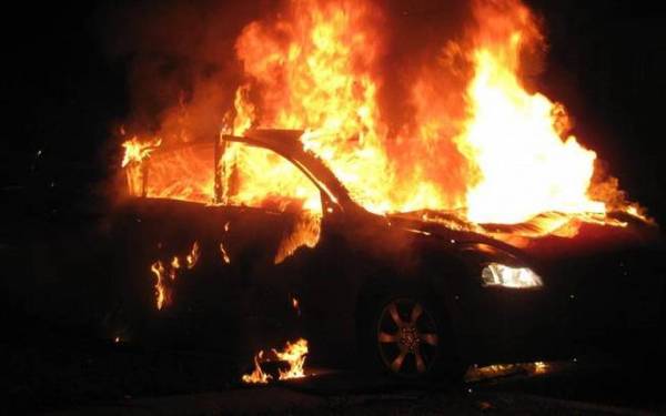 Πυρκαγιά προκάλεσε σοβαρές υλικές ζημιές σε τρία οχήματα στα Χανιά