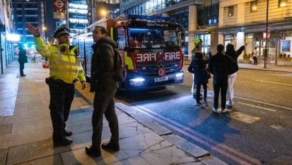Πυρκαγιά σε πολυτελή διαμερίσματα στο Λονδίνο - 11 άτομα στο νοσοκομείο (Βίντεο)