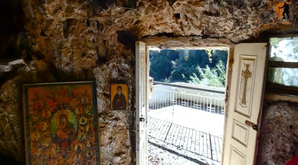 Βραχοπαναγίτσα: Η άγνωστη εκκλησία της Μεσσηνίας μέσα σε ένα θαυμάσιο τοπίο (Βίντεο)
