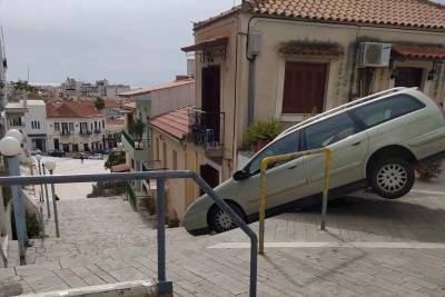 Καλαμάτα: Αυτοκίνητο &quot;κατέβηκε&quot; τη σκάλα του Ωδείου