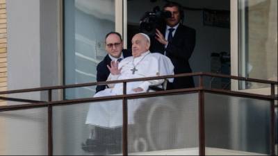 Πάπας Φραγκίσκος: Η πρώτη δημόσια εμφάνισή του από το μπαλκόνι του νοσοκομείου πριν το εξιτήριο