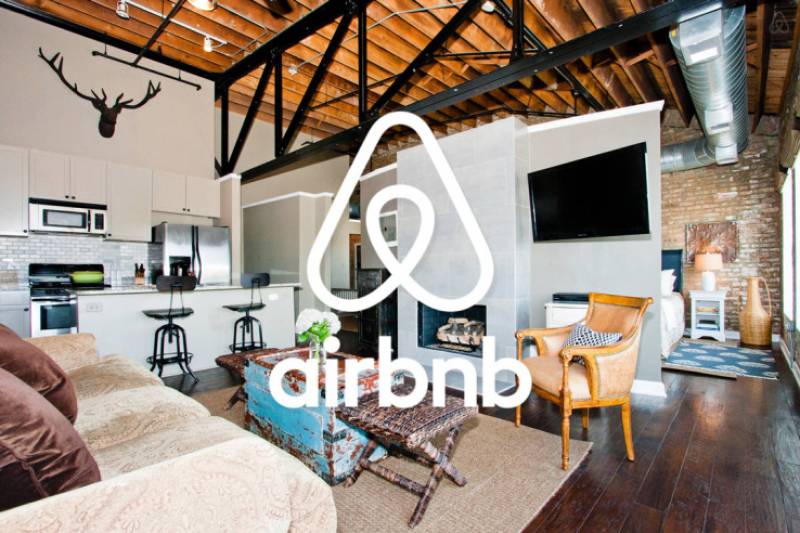 Αλλάζουν τα πάντα στα Airbnb: Τι εξετάζει η κυβέρνηση