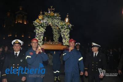 Καλαμάτα: Η περιφορά του Επιταφίου στην Υπαπαντή και η καθιερωμένη συνάντηση στην κεντρική πλατεία (βίντεο-φωτογραφίες)