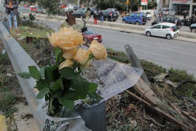 Σοκ από το χαμό του Παντελή Παντελίδη. Θαυμαστές τον αποχαιρετούν με λουλούδια! (βίντεο &amp; φωτογραφίες)